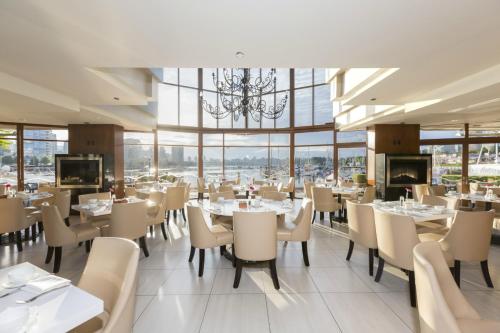 Restoran atau tempat lain untuk makan di Granville Island Hotel