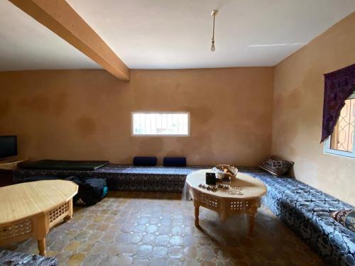 ein Wohnzimmer mit einem Sofa und einem Tisch in der Unterkunft Les chandelles in Tinghir