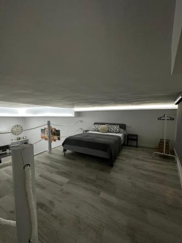 ein Schlafzimmer mit einem Bett in der Mitte eines Zimmers in der Unterkunft Málaga All-in in Málaga