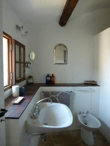 une salle de bain blanche avec un lavabo et des toilettes dans l'établissement Provencal farmhous Lubéron, swimming pool, à Revest-des-Brousses
