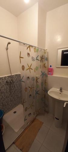 a bathroom with a shower and a sink at Appartement à louer uniquement pour les familles in Al Hoceïma