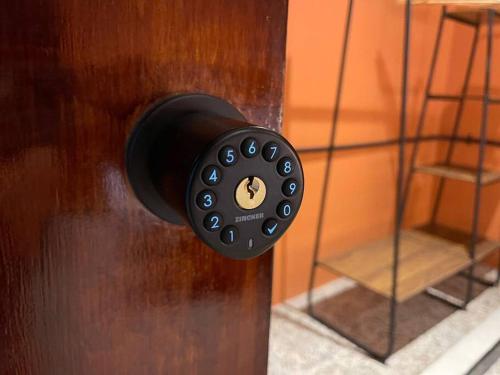 a black door knob on a wooden door at La Bonita Guesthouse in Bucaramanga
