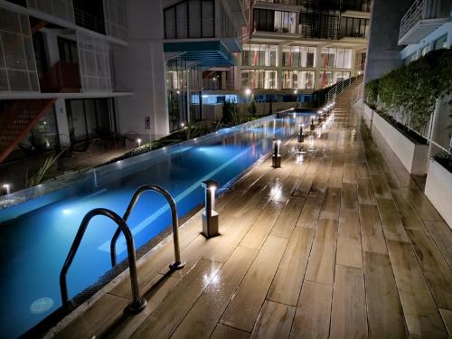 - une piscine dans un bâtiment la nuit dans l'établissement Encanto Cayala, Apartamento moderno a minutos caminando de Embajada USA y Paseo Cayala, à Guatemala
