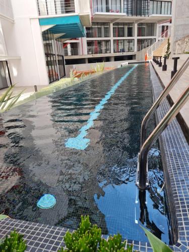 a swimming pool in the middle of a building at Encanto Cayala, Acogedor y Moderno apartamento en Cayala con Aire Acondicionado in Guatemala
