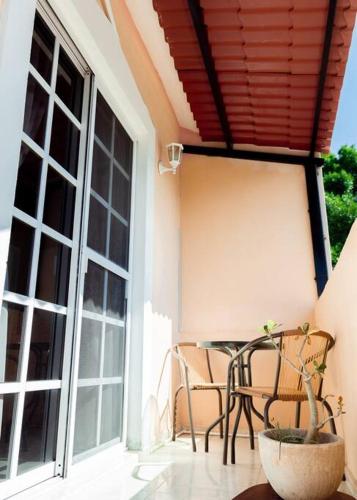 a balcony with a table and chairs and a window at Departamento amplio, privado y completo in Valladolid