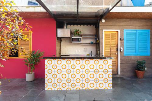 a colorful house with a counter in front of it at Ô de Casa Hostel Bar in Sao Paulo