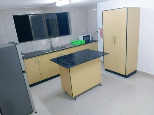 cocina con encimera negra en una habitación en Barrett Accommodation Apartment, en Suva