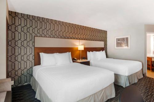 Una cama o camas en una habitación de Best Western Plus Commerce Hotel