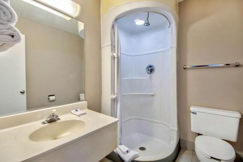 a bathroom with a toilet sink and a shower at Motel 6 Jonesboro in Jonesboro
