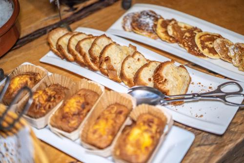 una mesa cubierta con diferentes tipos de pan y repostería en Best Western Plus Pays du Mont Blanc, en Sallanches