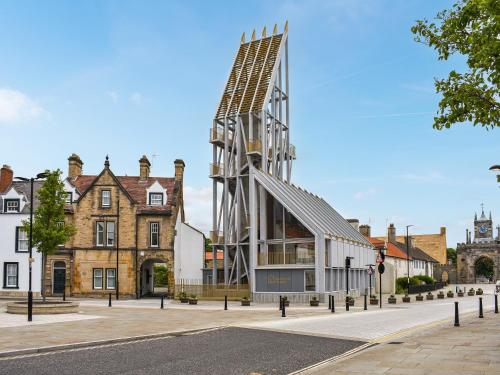 ein Gebäude mit einer Windmühle in der Mitte einer Straße in der Unterkunft Number Four - Uk44867 in Bishop Auckland