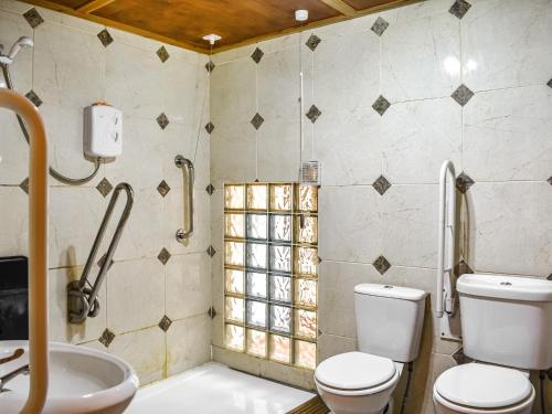 a bathroom with a toilet and a sink at Hallgreen in Inverbervie