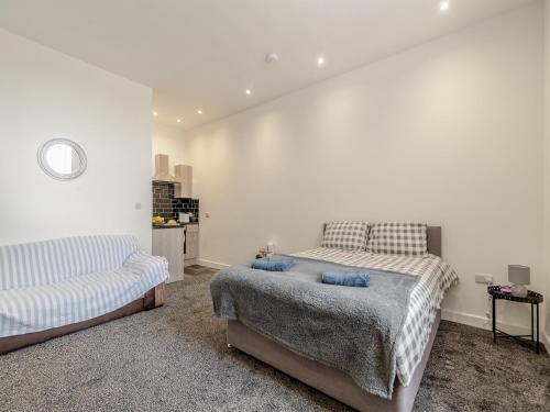 um quarto branco com uma cama e um sofá em Number Three - Uk44900 em Brierfield