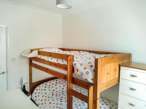 Dormitorio pequeño con litera y cuna en Skimming Stones en Sheringham