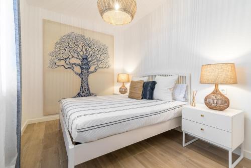 sypialnia z łóżkiem z obrazem drzewa na ścianie w obiekcie Mirador del Atlántico w mieście Las Palmas de Gran Canaria