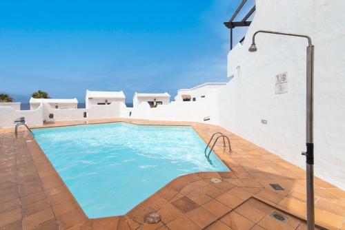uma piscina no telhado de uma casa em Mirador del Atlántico em Las Palmas de Gran Canaria