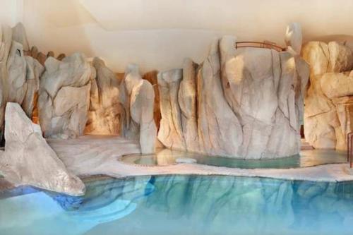 - un parc aquatique avec un mur en pierre dans l'établissement VUE PANORAMIQUE SUR LES PYRÉNÉES, à Saint-Lary-Soulan