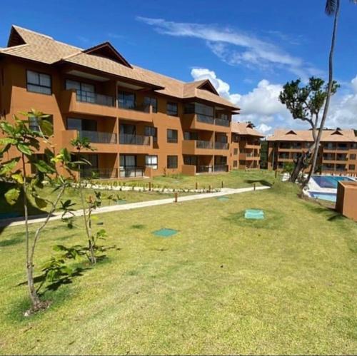un grande condominio con cortile con piscina di Flat Eco Resort Praia dos Carneiros @flatcolina a Tamandaré