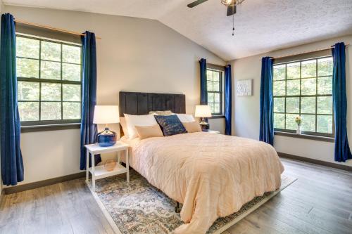 - une chambre avec un grand lit et des rideaux bleus dans l'établissement Mountain Paradise Retreat in Old Fort, NC!, à Marion
