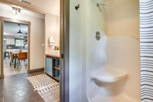 La salle de bains est pourvue d'une douche et de toilettes. dans l'établissement Mountain Paradise Retreat in Old Fort, NC!, à Marion