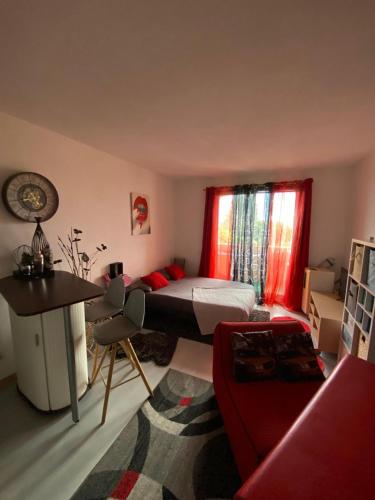 una camera con letto e finestra rossa di Studio Aux Portes du Port de Canet-Plage avec place de parking privé a Canet-en-Roussillon