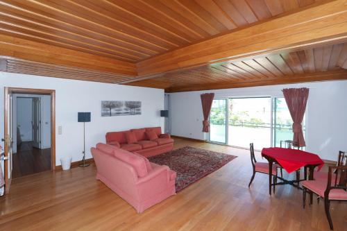 Yo-House