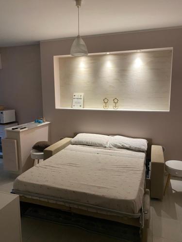 um quarto de hospital com uma cama e um espelho em Casa del Mare em Alghero