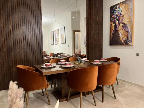 - une salle à manger avec une table et des chaises dans l'établissement Gorgeous 2 Bedrooms Apartment in Bourgogne, à Casablanca