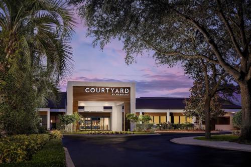 budynek z napisem na przodzie w obiekcie Courtyard by Marriott Orlando Lake Buena Vista at Vista Centre w Orlando