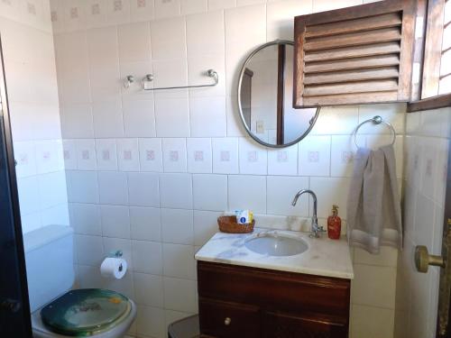 ein Badezimmer mit einem Waschbecken, einem WC und einem Spiegel in der Unterkunft Casa super arejada no melhor de Miramar in João Pessoa