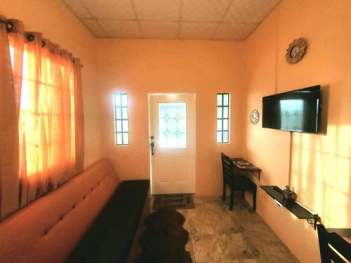 Télévision ou salle de divertissement dans l'établissement K&L Private Room Suites