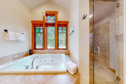 une salle de bain avec baignoire et douche dans l'établissement Golden Crown Cabin, à Breckenridge