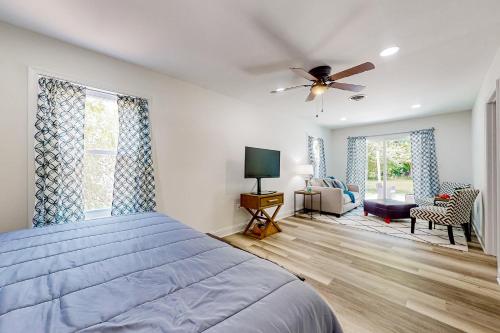 ein Schlafzimmer mit Bett und ein Wohnzimmer in der Unterkunft Town of Millville --- 32669 Cedar Drive in Millville