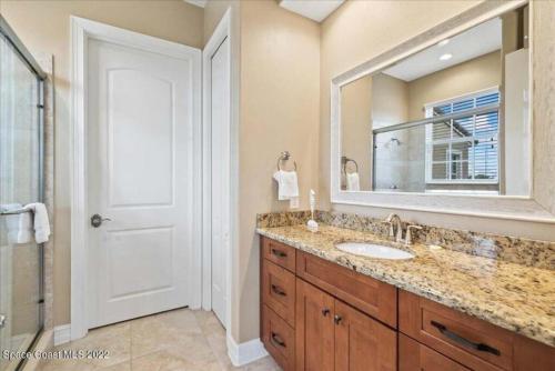 uma casa de banho com um lavatório e um espelho em Luxury Villa near beach em Indian Harbour Beach