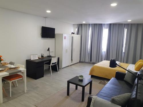 ポルトにあるAlmada Downtown 402のリビングルーム(ソファ、ベッド、デスク付)