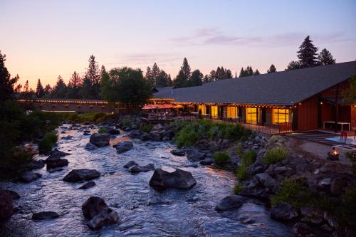 ein Haus mit einem Fluss davor in der Unterkunft Riverhouse Lodge in Bend