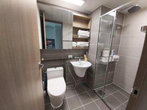 W łazience znajduje się toaleta, umywalka i prysznic. w obiekcie Gwangalli Ocean View One Studio w Pusanie