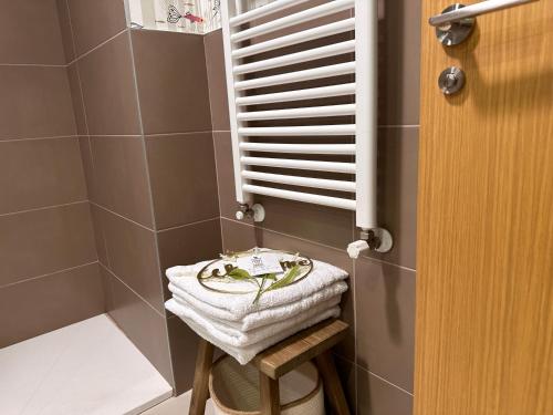 ein Bad mit einem Waschbecken und einem Handtuch auf einem Stuhl in der Unterkunft Vaibar Apartaments en el centro de Vigo entorno plaza de Compostela in Vigo