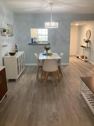 a kitchen and dining room with a table and chairs at Golf Coast Charmer in Bradenton