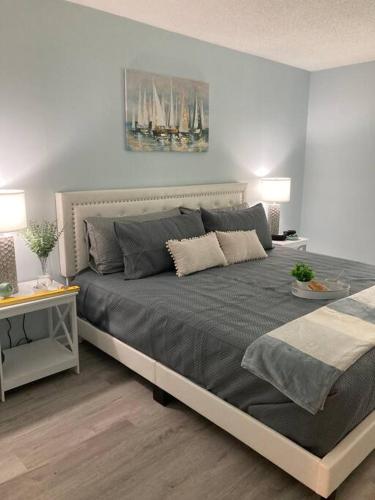a large bed in a bedroom with two lamps at Golf Coast Charmer in Bradenton