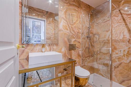 een badkamer met een wastafel en een douche bij El Petit Palauet in Canet de Mar