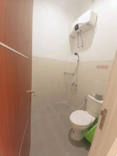 ein kleines Badezimmer mit Toilette und Waschbecken in der Unterkunft Kavilla10 Permata Garden Batu in Batu