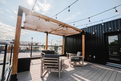 a deck with chairs and a table on a building at Khlozy Escape the ordinary. (Feonho) in Cornwall