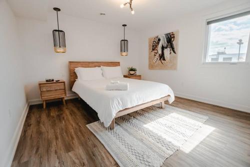 Un dormitorio blanco con una cama grande y una ventana en Khlozy Escape the ordinary. (Feonho) en Cornwall