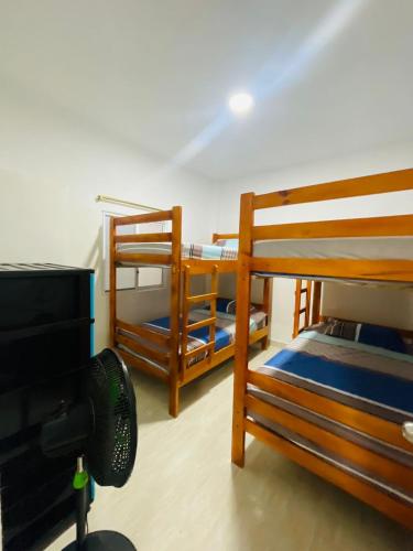 Двухъярусная кровать или двухъярусные кровати в номере Casa de Huéspedes Playas Arena