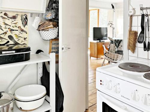 uma cozinha com um lavatório e um fogão em Holiday home VÄRMDÖ VI em Djurhamn