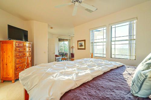 Ένα ή περισσότερα κρεβάτια σε δωμάτιο στο Luxury 3BD 2BA Home Near Tucson with Desert Views - Low Summer Rates!