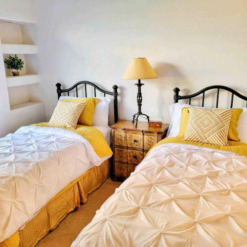 Ένα ή περισσότερα κρεβάτια σε δωμάτιο στο Luxury 3BD 2BA Home Near Tucson with Desert Views - Low Summer Rates!