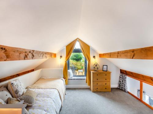 1 dormitorio con cama y ventana en Farways Den, en Haworth