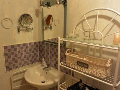 uma casa de banho com um lavatório e um espelho em Gîte Montboudif, 2 pièces, 4 personnes - FR-1-742-2 